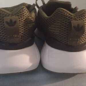 BOYS ADDIDAS SNEAKER SIZE 4.5